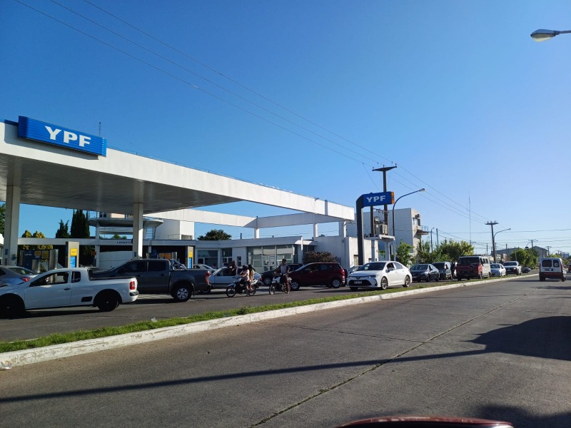 Aumento de las naftas: YPF y Axion tambin subieron 37%
